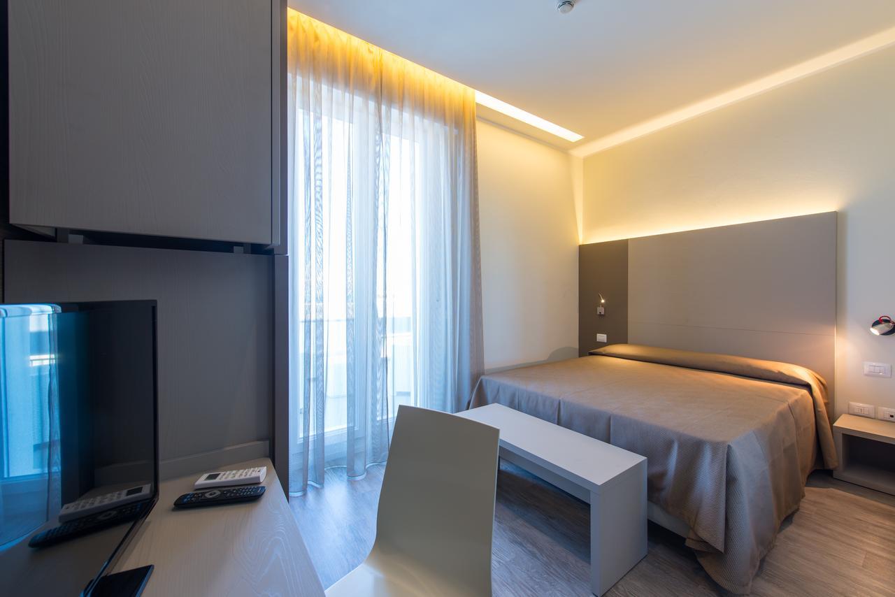 Hotel 2000 Rimini Exteriör bild